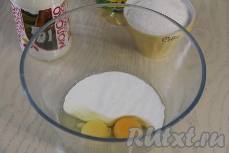 Соединить йогурт и яйца в объёмной миске, перемешать венчиком.