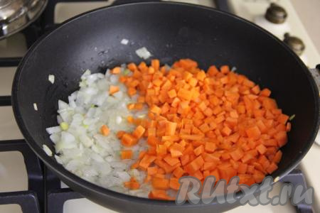 Морковь нарезать на мелкие кубики, выложить к обжаренному луку, перемешать и обжаривать овощи 6-7 минут (морковка должна стать достаточно мягкой), иногда помешивая.
