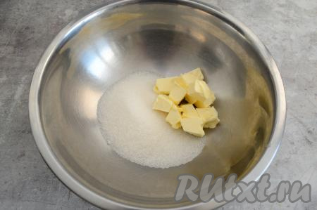 В глубокую миску выложить сливочное масло комнатной температуры, нарезанное на кусочки, всыпать сахар.