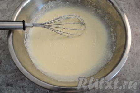 Тщательно перемешать творожное тесто, полностью вмешивая манку. Однородное тесто для запеканки оставить на 10 минут, чтобы манка как следует набухла.