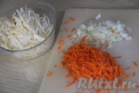 Пока тесто для галушек "отдыхает", займёмся приготовлением тушёной капусты. Для этого капусту нужно тонко нарезать. Лук и морковь почистить. Лук мелко нарезать, а морковь натереть на крупной тёрке. 