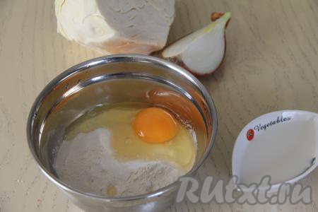 Прежде всего замесим тесто для галушек, для этого в миску нужно всыпать муку, соду и соль, вбить сырое яйцо. 