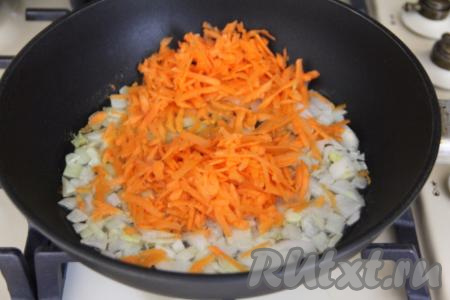К обжаренному луку добавить натёртую морковку, перемешать, обжаривать овощи вместе минут 5 (до мягкости моркови), периодически перемешивая.
