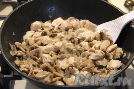 Жарить грибы с курицей 10 минут (до готовности шампиньонов), иногда помешивая. Посолить по вкусу.
