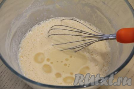 Добавить в тесто растительное масло и перемешать. Масло добавляется в блинное тесто, чтобы во время выпечки блины меньше приставали к сковороде. 