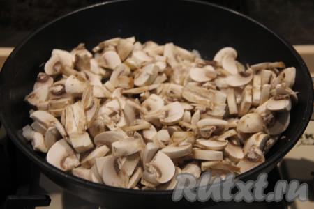 Добавить грибы в сковороду к куриному мясу, обжаренному с луком.