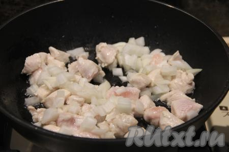 Обжарить мясо в течение 2-3 минут на среднем огне, периодически переворачивая. Затем добавить лук в сковороду и обжаривать минут 5, иногда помешивая.