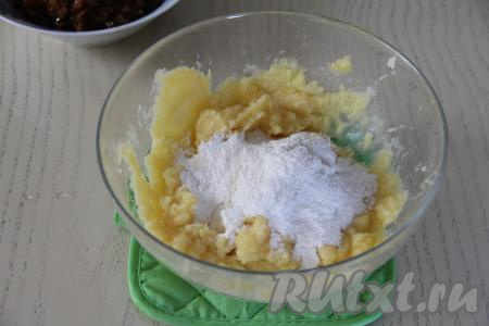 Растолочь толкушкой до получения однородного картофельного пюре. Затем начать понемногу добавлять муку, каждый раз полностью вмешивая её в картофельное тесто.