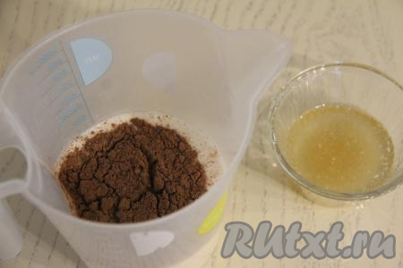 В чашу для взбивания влить ряженку, добавить сахар и какао. 
