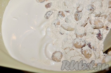 Орехово-мучную смесь добавить к взбитым с сахарной пудрой белкам. Аккуратно перемешать лопаткой (или ложкой).
