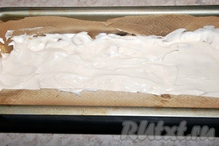 Взять продолговатую форму для выпечки, смазать ее изнутри сливочным маслом, а затем выстелить бумагой для выпечки. В подготовленную таким образом форму вылить полученное тесто для бискотти.
