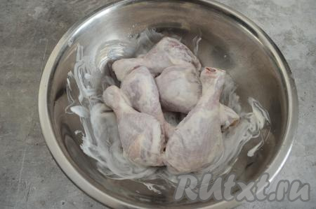 Куриные ножки вымыть, обсушить, переложить в миску, посолить по вкусу. К ножкам добавить 1-2 столовых ложки сметаны, перемешать.