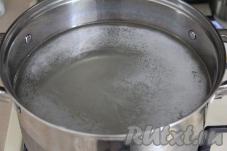 Довести сок до кипения, периодически помешивая, чтобы растворились кислота и сахар.