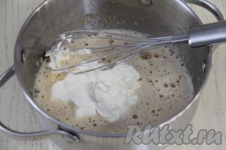В сотейник (или небольшую кастрюлю) разбить яйца, всыпать обычный белый сахар и ванильный сахар, перемешать венчиком, добавить 100 миллилитров сливок. 