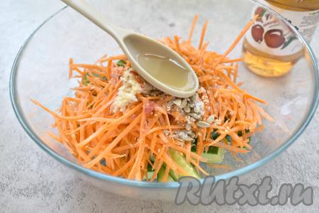 Вливаем уксус, перемешиваем салат из свежих огурцов и моркови.
