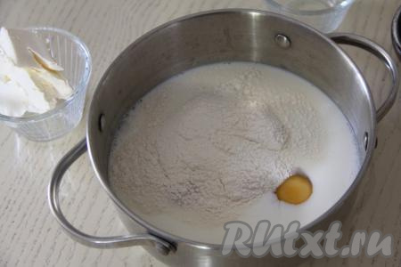 Сливочное масло, которое будет использоваться для приготовления заварного крема, должно быть комнатной температуры, поэтому достать его нужно из холодильника заранее. Теперь приступим к приготовлению крема. Для этого в кастрюлю нужно влить молоко, добавить яйца, муку и сахар.