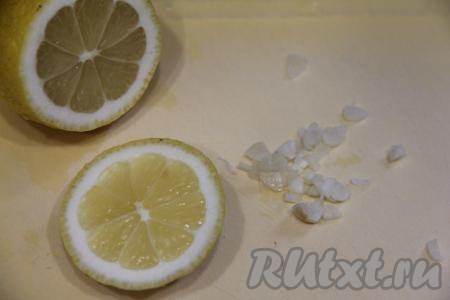 Чеснок почистить и мелко нарезать. Выдавить из лимона 1 чайную ложку сока.