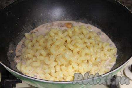 Готовые макароны откинуть на дуршлаг. Когда вода сольётся, добавить макароны в сковороду к сливкам и морскому коктейлю.