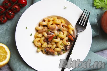 Разложить макароны с морским коктейлем в сливочном соусе по тарелкам и подать сытное, нежное и очень вкусное блюдо в горячем виде к столу.