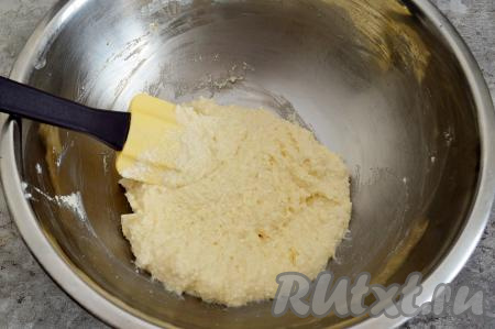 Тесто для творожной запеканки будет вязким, но при этом оно не будет держать форму, по консистенции будет напоминать очень густую сметану. Оставить тесто на 5 минут, чтобы манка немного набухла.