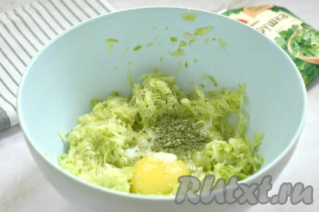 В кабачковую массу разбиваем яйцо, по вкусу солим, по желанию, всыпаем сушёную зелень.