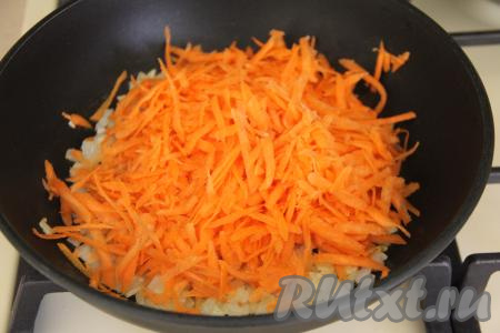 К обжаренному луку добавить морковку, натёртую на крупной тёрке, перемешать и обжаривать минут 5 (до мягкости моркови), периодически перемешивая.