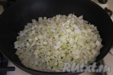 Капусту мелко нарезать, добавить в сковороду с обжаренным луком, перемешать.