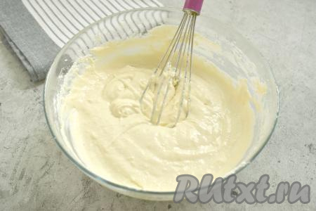 Добавляя муку, учитывайте, что тесто для заливного пирога должно получиться однородным, напоминающим в меру густую сметану.