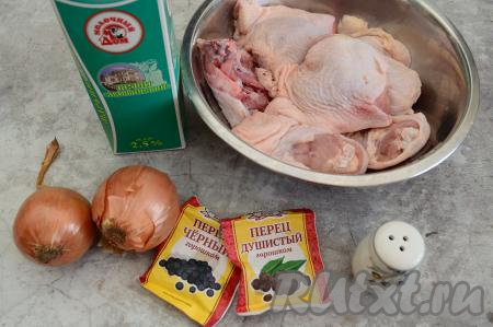 Подготовить продукты для приготовления филе бедра курицы на решётке на мангале. Для этого блюда можно купить филе куриных бёдер (то есть бёдра, уже отделённые от костей), а я предпочитаю покупать бёдрышки на кости и разделывать их на филе в домашних условиях. Кефир подойдёт любой жирности, в данном рецепте это не имеет никакого значения. Специи можете взять свои любимые для шашлыка (я взяла чёрный и душистый перцы).