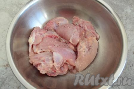 В миску выложить филе куриных бёдер, посолить, приправить своими любимыми специями для мяса.