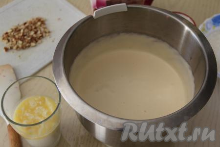 Пока крем остывает, можно заняться замешиванием теста для кексов. Для этого в чаше миксера нужно соединить яйца и сахар, взбить миксером в течение 7-9 минут (до получения светлой и пышной массы).