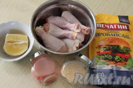 Подготовить продукты для приготовления куриные ножек на решётке на мангале. Куриные голени промыть водой, обсушить.
