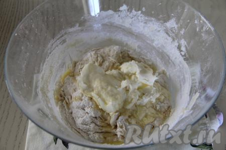 Перемешать тесто ложкой, добавить сливочное масло комнатной температуры.