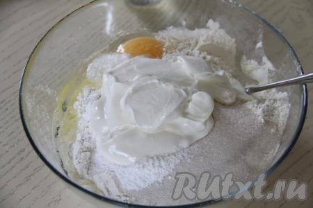 В получившуюся смесь сухих ингредиентов добавить сметану и яйцо, перемешать столовой ложкой.