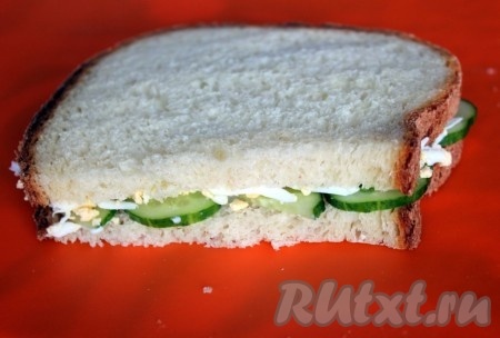 Накрыть вторым куском и разрезать сэндвич на 2 или 4 куска по диагонали.