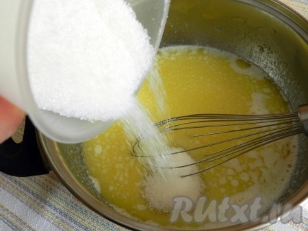 В растопленное масло всыпать сахар и перемешать.