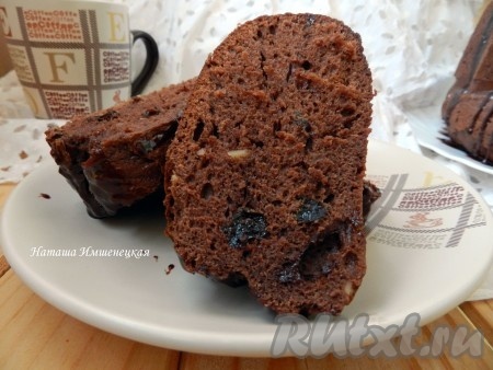 Шоколадный кекс с черносливом и орехами 