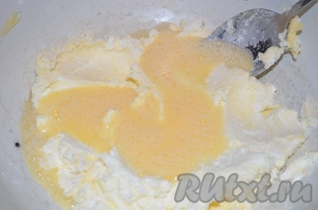 Яйцо взбить, добавить в миску.