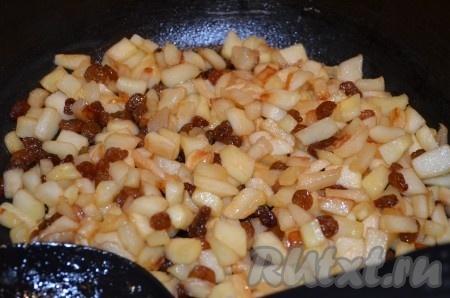 Для приготовления начинки яблоки очистить, нарезать маленькими кубиками. В сотейнике разогреть сливочное масло, добавить яблоки и сахар, тушить до мягкости. В конце добавить ванилин (или корицу), изюм, перемешать. Начинку для творожных пирожков остудить.
