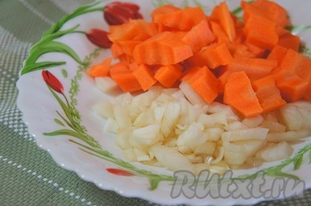 Морковь крупно нарезать, лук нарезать мелко, добавить немного воды и тушить овощи на медленной огне в течение 10-15 минут.