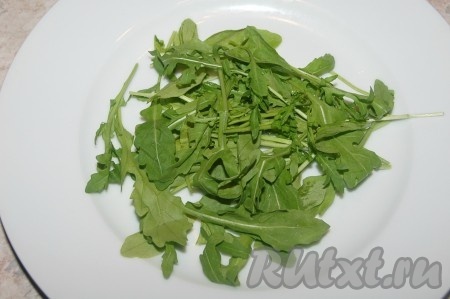 На тарелку выложить листовой салат.