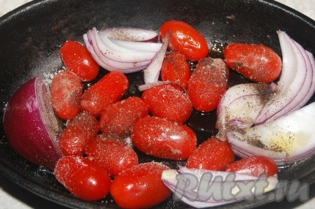 Для большей пикантности можно добавить обжаренные помидоры с луком. Для этого, ПЕРЕД тем как начнем жарить свинину, надо поместить в форму помидоры с луком, добавить соль, перец, сбрызнуть растительным маслом и отправить в духовку на 10 минут.