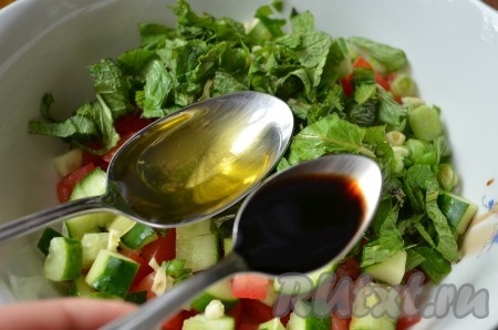 К овощам добавить оливковое масло, красный винный уксус, посолить и поперчить салат по вкусу. 