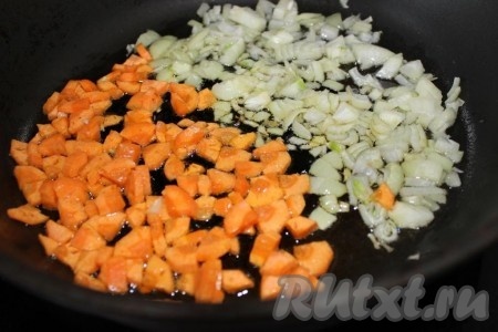 Лук и морковь тонко нарежьте и обжарьте на растительном масле.