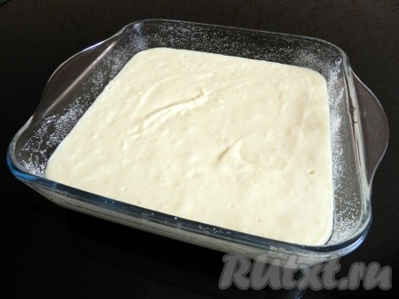Форму для выпечки смазать маслом, немного присыпать манной крупой. Выложить тесто в форму.