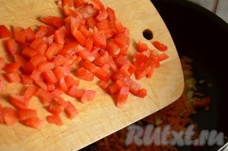 Добавить к моркови и луку нарезанный кубиками болгарский перец.
