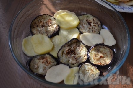 Форму смазать растительным маслом, выложить слои: баклажаны + картофель.
