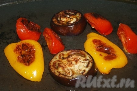 Овощи нарезать и запечь на гриле с двух сторон (на костре овощи запекаются целиком, нанизанные на шампуры).
