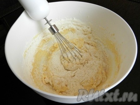 Муку смешать с солью и разрыхлителем, всыпать в тесто и тщательно вымесить.
