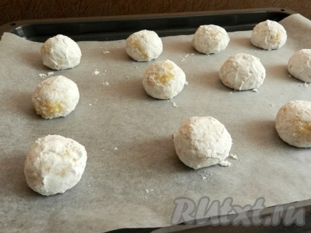 Противень застелить пекарской бумагой, выкладывать шарики на расстоянии 3 см друг от друга. Выпекать лимонное печенье в разогретой до 180 градусов духовке 10 минут.
